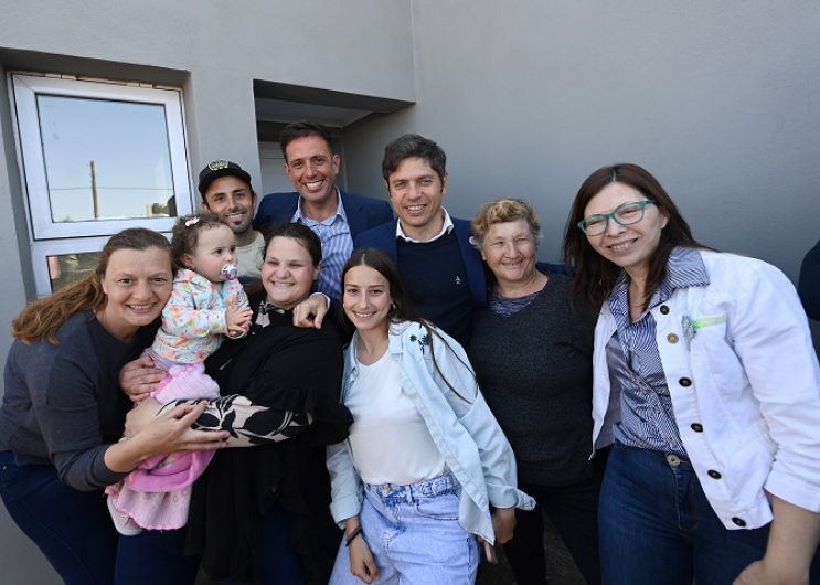 Axel Kicillof entregó viviendas y netbooks en Tres Lomas: 