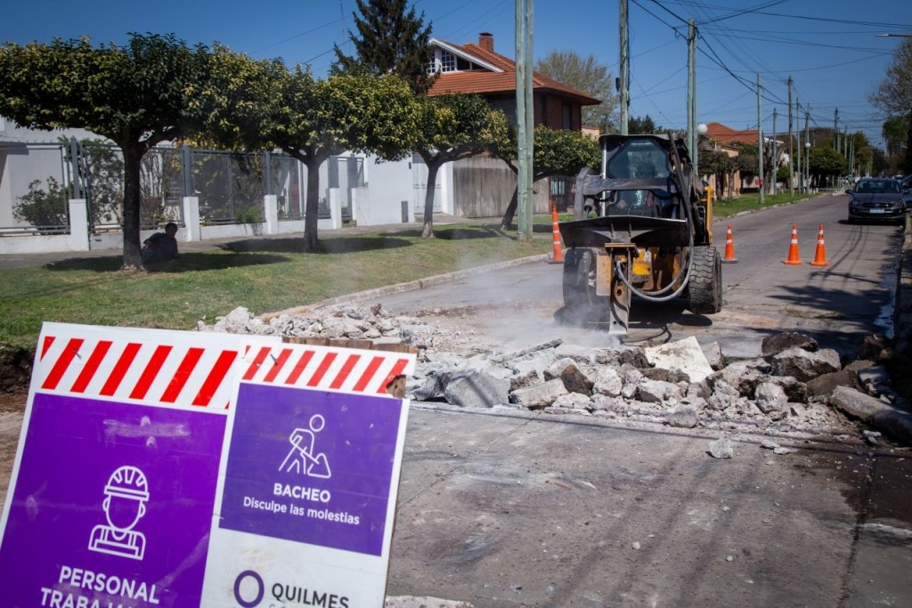 Quilmes avanza con trabajos de bacheo y hormigón en diversos barrios