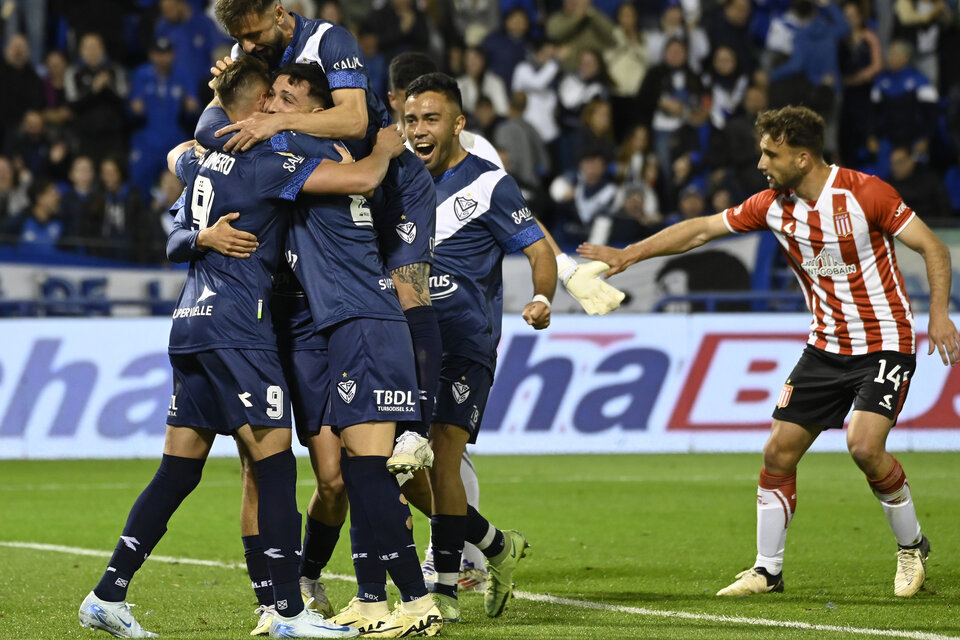 Vélez venció a Estudiantes 2-0 y se afianza en la Liga Profesional