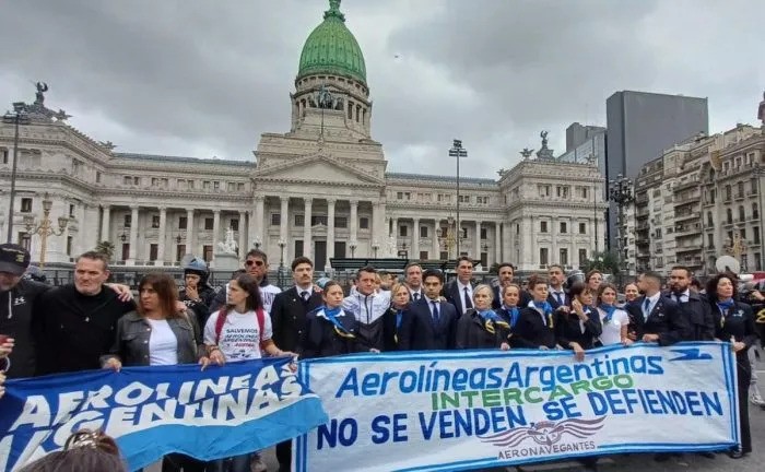 Trabajadores de Aerolíneas Argentinas se movilizan contra el proyecto de privatización