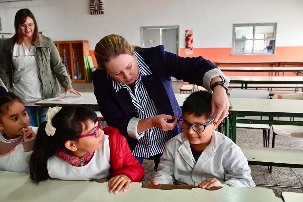 El Municipio entregó 156 pares de anteojos a estudiantes de escuelas primarias públicas en el marco del Programa Oftalmológico EcheVERría