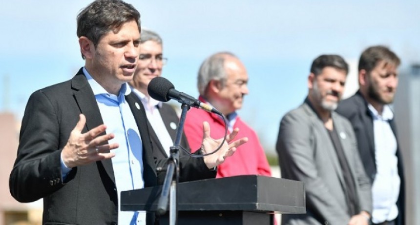 Axel Kicillof entregó 24 viviendas en Tapalqué y firmó convenios para obras de integración social