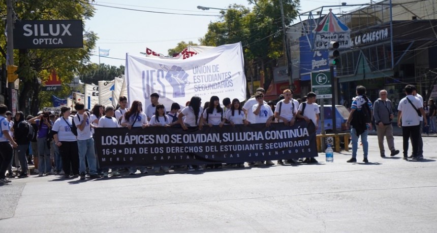 Merlo conmemoró el Día de los Derechos del Estudiante Secundario con una masiva marcha