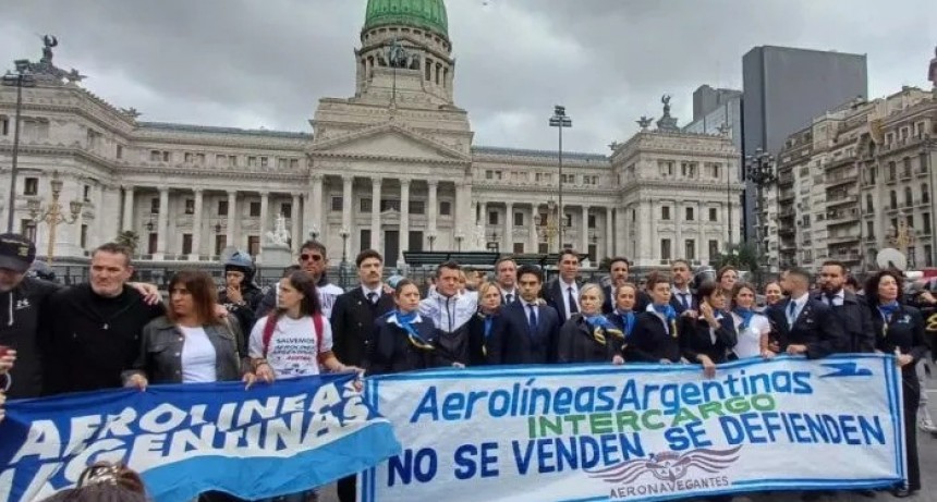Trabajadores de Aerolíneas Argentinas se movilizan contra el proyecto de privatización