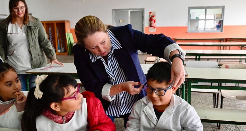 El Municipio entregó 156 pares de anteojos a estudiantes de escuelas primarias públicas en el marco del Programa Oftalmológico EcheVERría