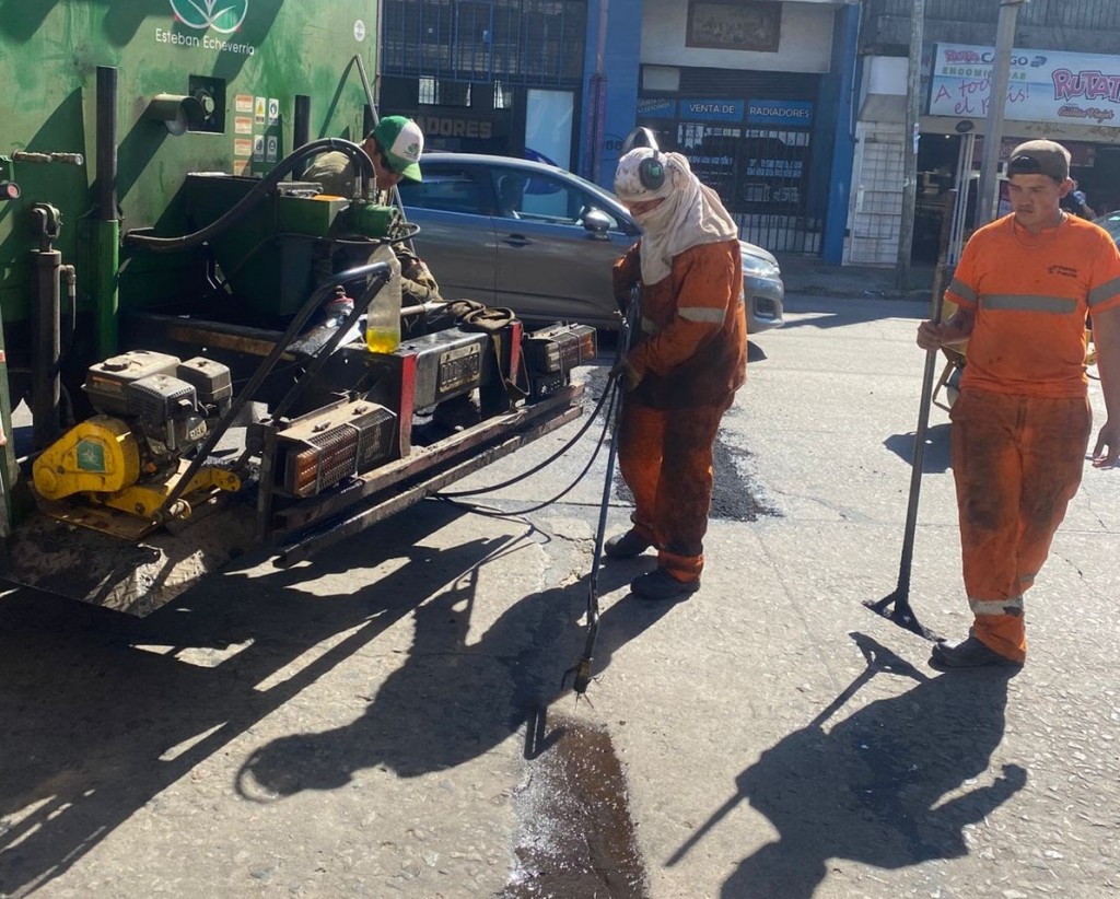 Luis Guillón: el Municipio avanza con nuevas obras de bacheo sobre Boulevard Buenos Aires
