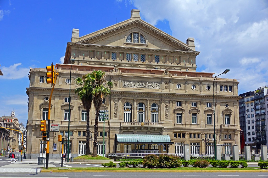 ¡Alta en el cielo…! Historia de Aurora, la canción a nuestra bandera que nació en el Teatro Colón.