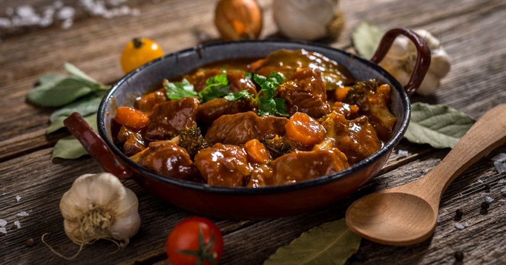 El clásico que reconforta: cómo preparar un estofado de carne tierno y lleno de sabor