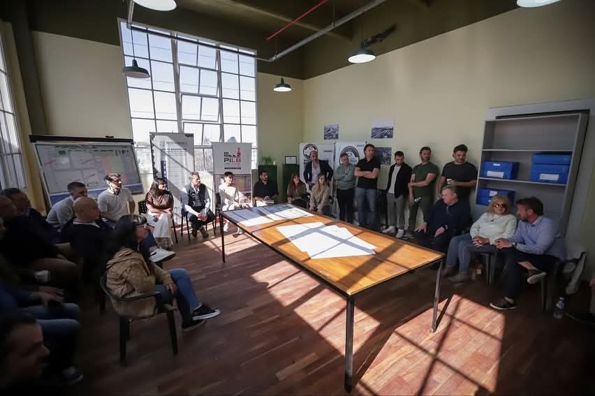 Mayra Mendoza entregó la nueva reglamentación del Parque Industrial La Bernalesa