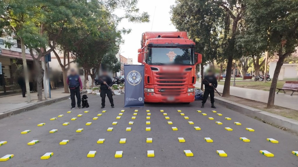 Golpe al narcotráfico: secuestran 85 kilos de cocaína ocultos en un camión de frutas en Santiago del Estero