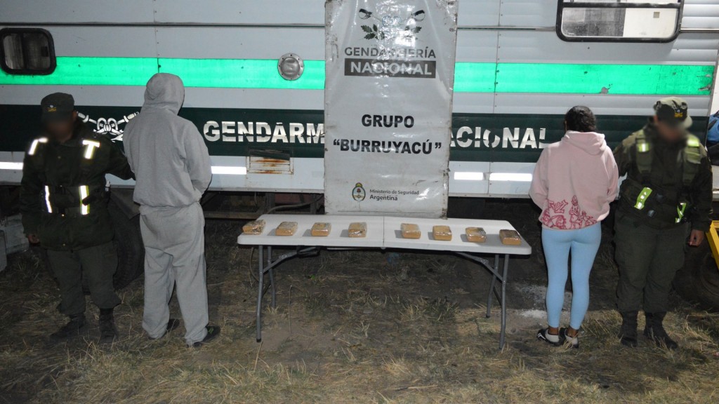 Cayó una pareja con casi 9 kilos de cocaína pegados al cuerpo en Tucumán