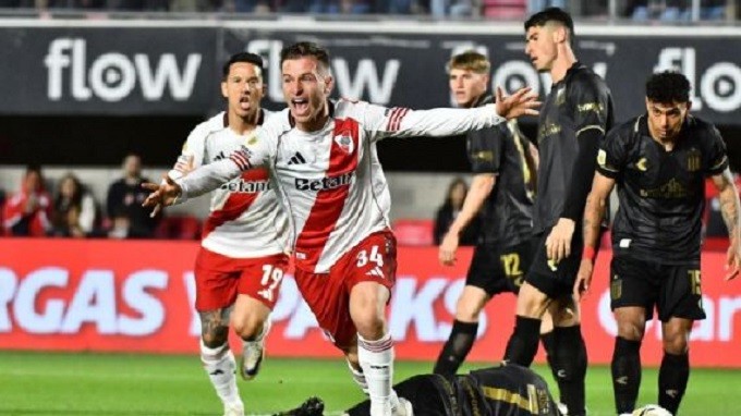 River ganó en La Plata y se mantiene líder pese a jugar con un hombre menos