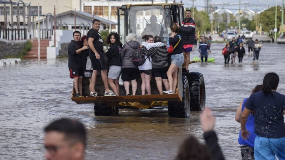 Milei recortó $100 mil millones del fondo de emergencia para Bahía Blanca tras el triunfo libertario en la ciudad