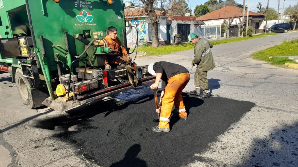 Luis Guillón: avanza el plan de bacheo en la calle Arana