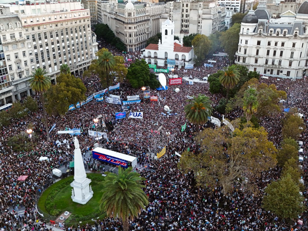 Masiva marcha federal en defensa de la universidad pública: el Congreso, epicentro del reclamo