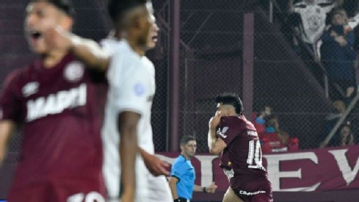 Lanús pegó en el final y sueña con las semifinales tras vencer a Fluminense