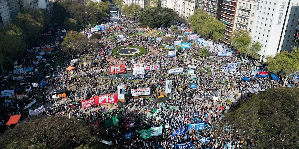 Festejos en la calle: universidades y el Garrahan celebran la derrota de Milei en Diputados