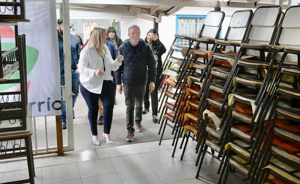 Fernando Gray renovó el mobiliario de una escuela secundaria en Luis Guillón