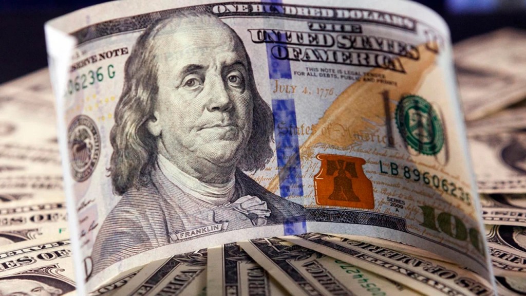 Viernes negro en los mercados: se disparó el riesgo país, cayó la Bolsa y el dólar superó los $1.500