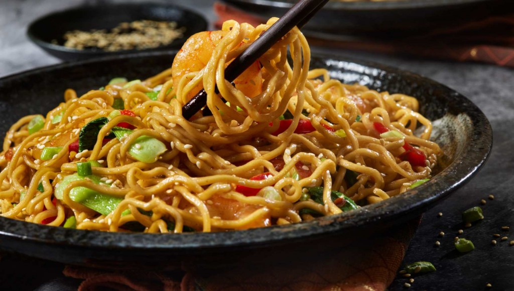 Noodles con pollo y verduras: un plato rápido, saludable y lleno de sabor