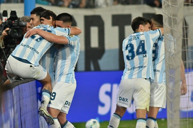 Racing venció a Vélez en Avellaneda y se metió en las semifinales de la Libertadores