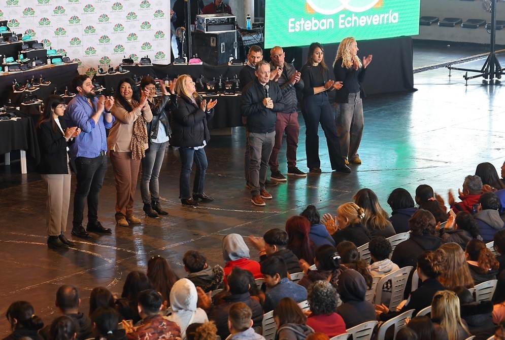 Fernando Gray entregó 2.370 pares de lentes a estudiantes de Esteban Echeverría