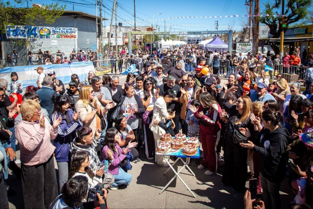 Quilmes Oeste celebró el 74º aniversario del barrio La Paz con desfile, música y fuerte mensaje político de Mayra Mendoza
