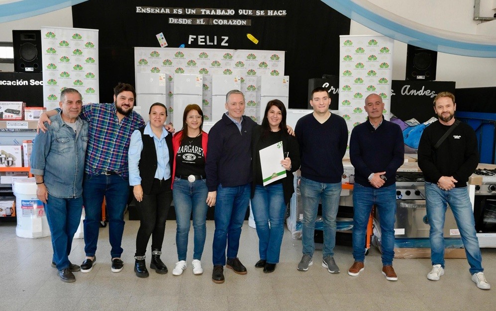Fernando Gray entregó equipamiento a 62 escuelas para reforzar la alimentación escolar