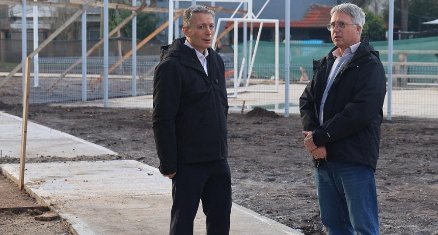 Fernando Gray supervisó las obras de renovación en la plaza Alfonsina Storni de El Jagüel