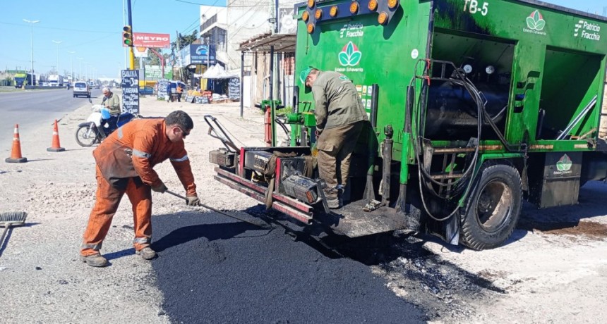 Nuevos trabajos de bacheo mejoran las calles de Esteban Echeverría