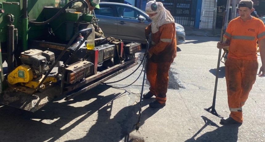 Luis Guillón: el Municipio avanza con nuevas obras de bacheo sobre Boulevard Buenos Aires