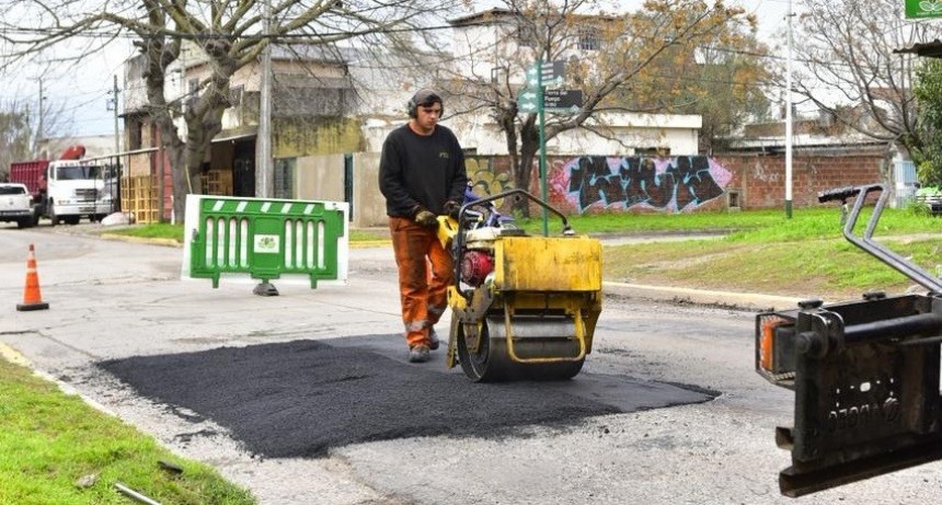 Avanza el plan de bacheo en Monte Grande: nuevos arreglos en Nuestras Malvinas