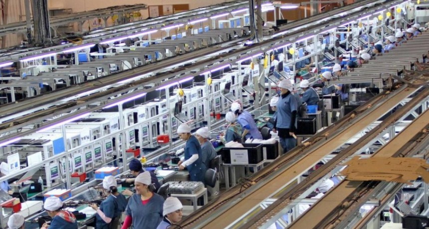 Industria en caída libre: el sector retrocedió 2,3% en julio y acumula su cuarto tropiezo en 2025