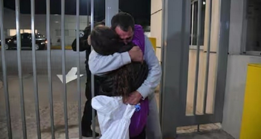 Diez argentinos deportados de EE.UU. llegaron a Ezeiza en un vuelo especial