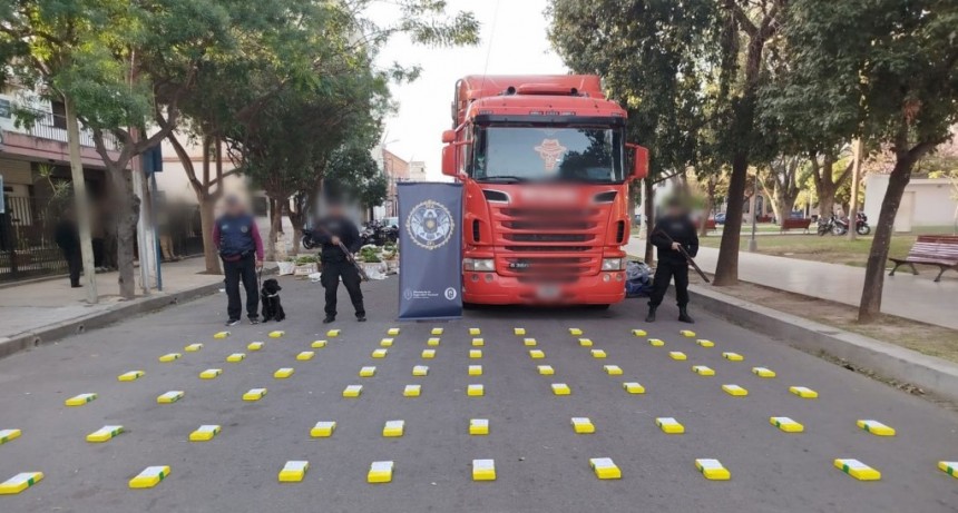 Golpe al narcotráfico: secuestran 85 kilos de cocaína ocultos en un camión de frutas en Santiago del Estero