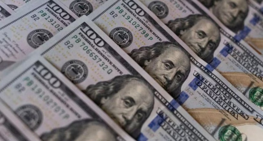 El dólar oficial cerró en $1.475 y el mayorista quedó al borde de romper la banda de intervención