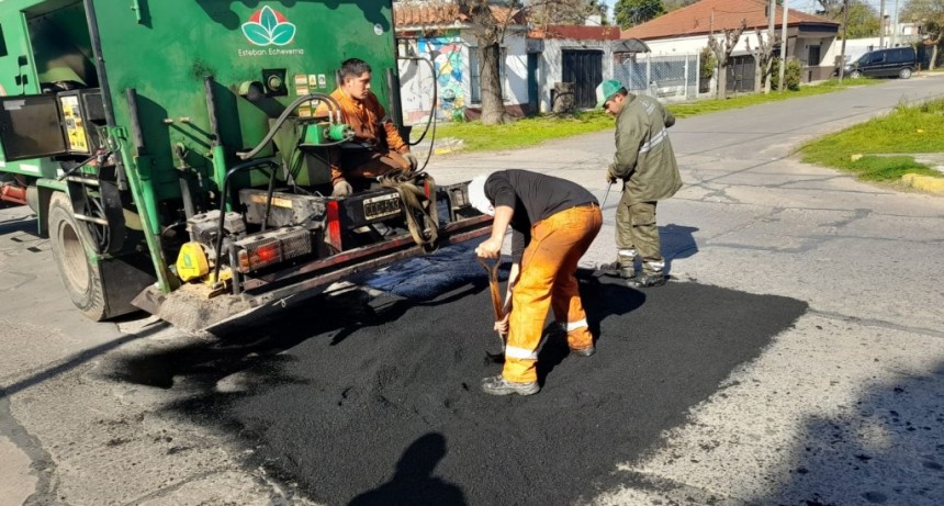 Luis Guillón: avanza el plan de bacheo en la calle Arana