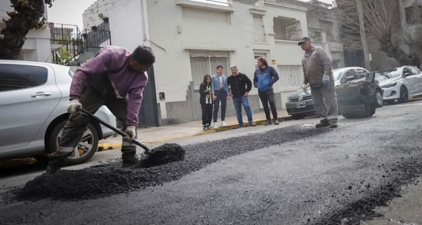 Mayra Mendoza supervisó obras de bacheo en Quilmes Centro