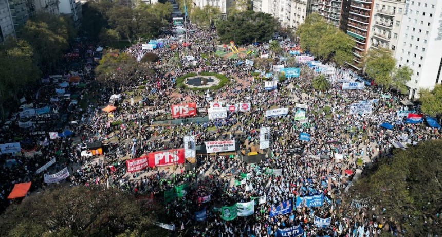 Festejos en la calle: universidades y el Garrahan celebran la derrota de Milei en Diputados