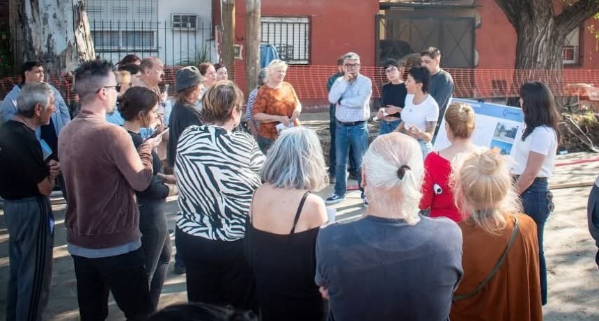 Mayra Mendoza puso en marcha obras de pavimento en Solano y llamó a frenar a Milei en las urnas
