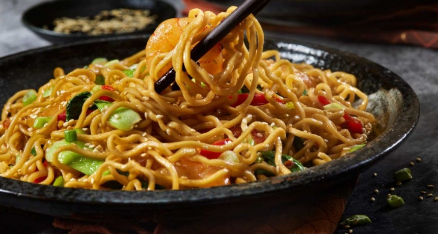 Noodles con pollo y verduras: un plato rápido, saludable y lleno de sabor