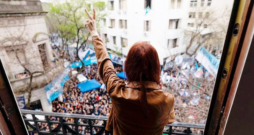 Cristina Kirchner cumplió 100 días detenida y el reclamo por su libertad copó San José 1111