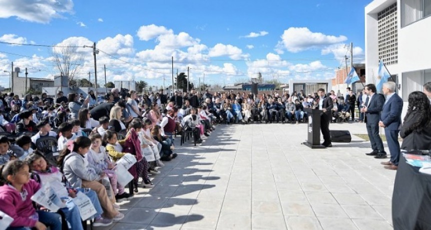 Kicillof presentó un programa para el cuidado de la salud de niños y niñas en edad escolar e inauguró una escuela en La Plata