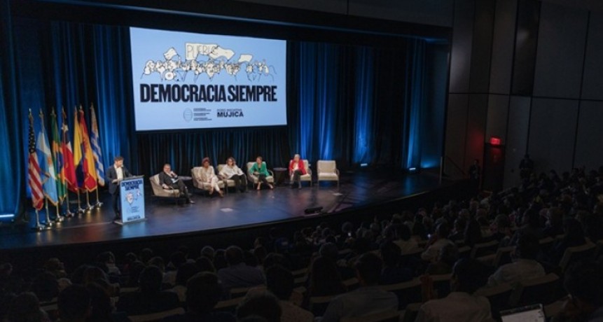 Kicillof viajó a Nueva York y rindió homenaje a José “Pepe” Mujica en la jornada “Democracia siempre”