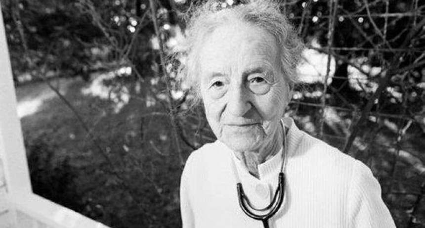 Leila Alice Denmark, la pediatra supercentenaria que cosía manteles con paracaídas de guerra