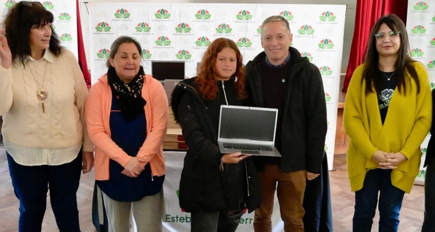 Fernando Gray entregó 44 notebooks a estudiantes de Esteban Echeverría