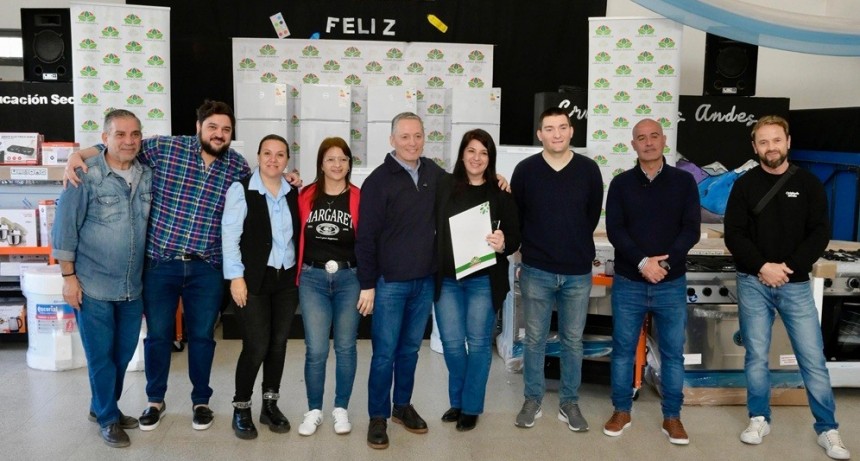 Fernando Gray entregó equipamiento a 62 escuelas para reforzar la alimentación escolar