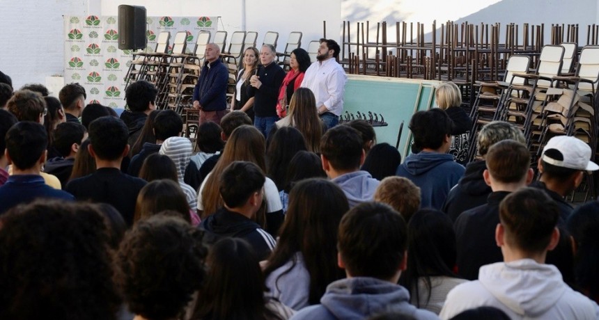 Fernando Gray entregó equipamiento a la Secundaria N° 11 de Monte Grande
