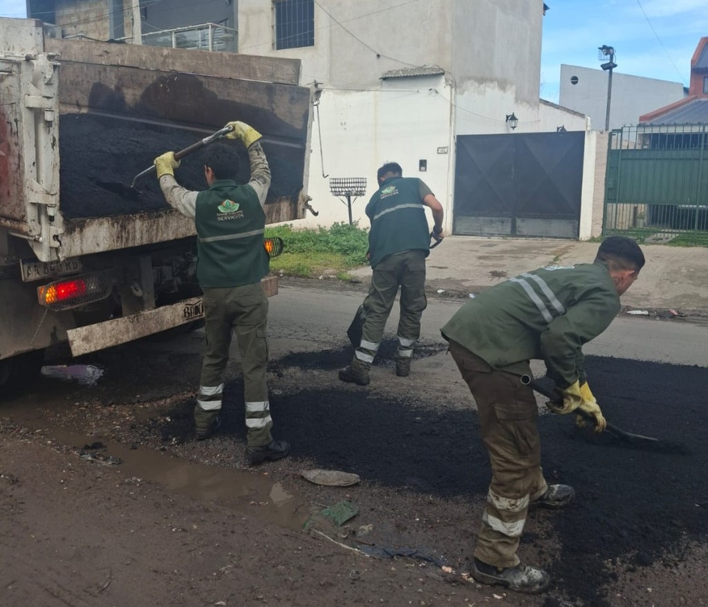Monte Grande suma nuevos trabajos de bacheo para mejorar la circulaci&oacute;n en sus calles