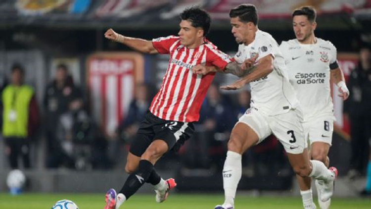 Estudiantes domin&oacute; a Corinthians, pero se qued&oacute; sin premio en La Plata